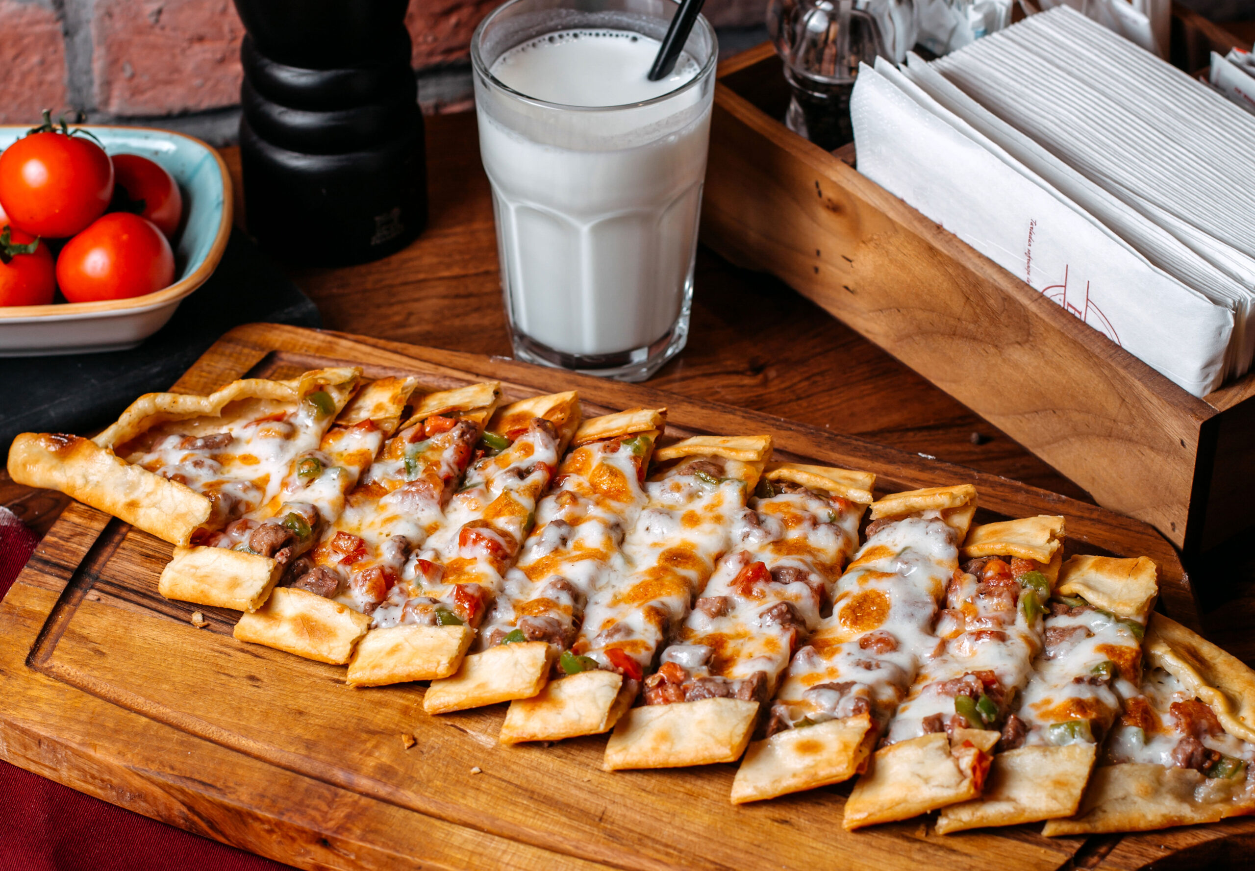 Kuşbaşılı Kaşarlı Pide